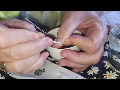 Видео: Как убрать кутикулу без ножниц. Мне 70 лет а пальчики как у молодой!