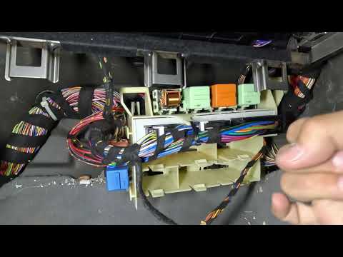 Видео: Замена предохранителя и реле топливного насоса BMW E46 #bmw #e46 #fuelpump #relay #fuse
