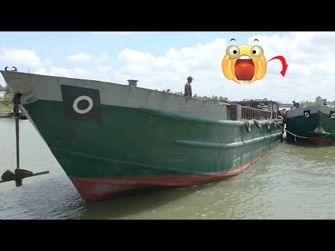 Видео: Баржа с поломанным двигателем плывёт по течению и чудом проходит через шлюз!