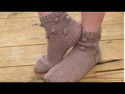 Видео: Стильные носки с шишечками для девочки 6-8 лет