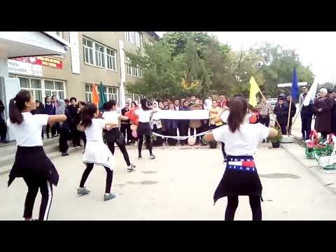 Видео: Баткен. Девушки танцуют.