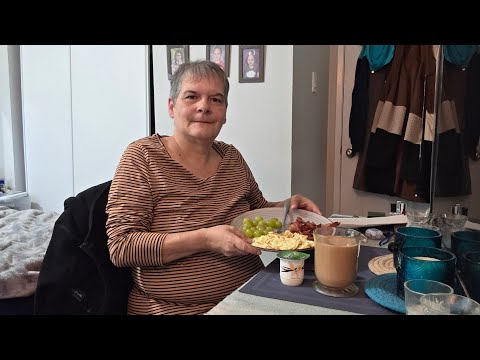 Видео: Утренняя беседа с яичницей-болтуньей, беконом, виноградом, йогуртом и кофе