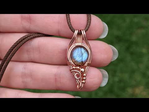 Видео: Круглый мини-кулон с кабошоном: мастер-класс по плетению