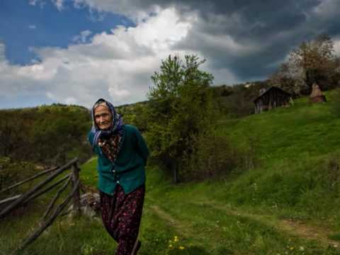 Видео: Нели Андреева - Снисни са Рожен бърчину. Родопите.