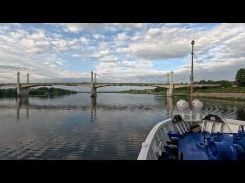 Видео: Река Волга - Проход города Кимры и Кимрского автодорожного моста (г. Кимры, Тверская область)