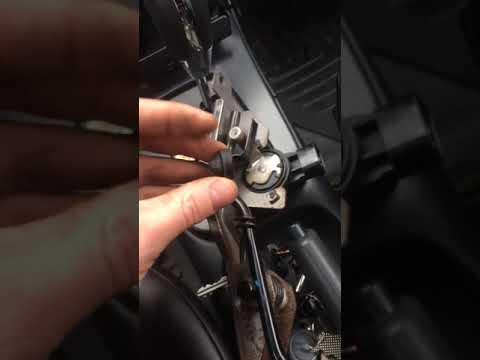 Видео: Ниссан Альмера Классик не реагирует на педаль газа, держит обороты 1500