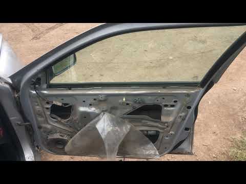 Видео: Как снять трапецию стеклоподъемника и стекло на автомобиле Ниссан примера P11