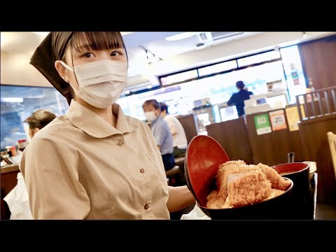 Видео: Огромный кацудон, подаваемый в мясной лавке, густой, вкусный и очень популярный!