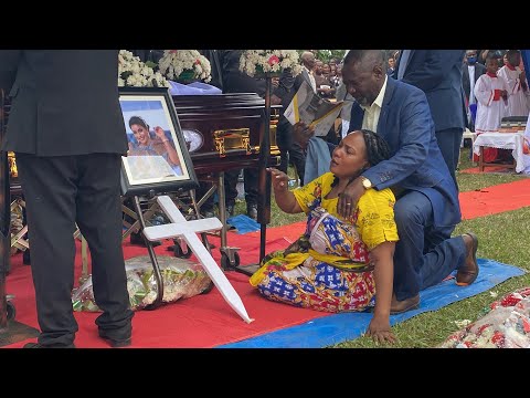 Видео: Родители и родственники Олиши М плачут в молитвах за ее тело