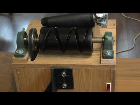 Видео: Моталка електрична для пряжі на конуса. Winder electric on a cone for yarn.