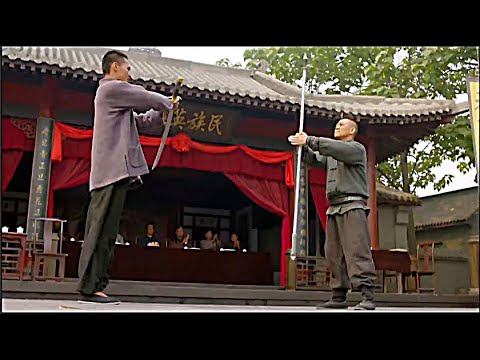 Видео: Мастера боевых искусств яростно соревнуются на арене за первое место.