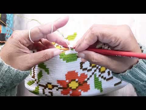 Видео: Гобеленовая сумка крючком, цветочный мотив 2 (часть 14)