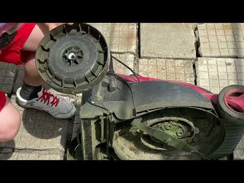 Видео: Поправка на колело на косачка RAIDER RD LM34