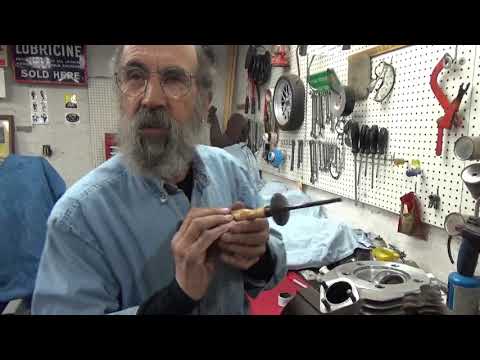 Видео: Притрите клапаны на мотоцикле Harley Davidson Shovelhead