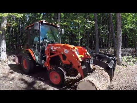 Видео: #322 Компактный трактор Kubota LX2610. Кабина трактора в глубине леса. Первый раз. Грейфер. На от...