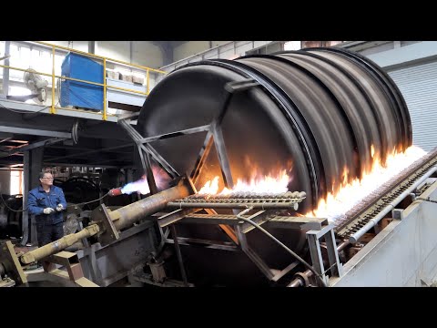 Видео: процесс изготовления гигантской пластиковой бутылки с водой.