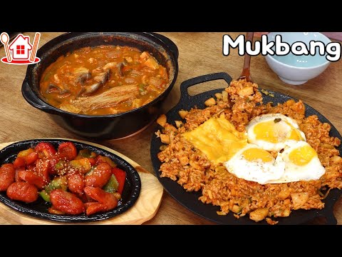 Видео: Пара Мукбанго Приготовление и еда Cheong guk jang, жареный рис с кимчи, жареные колбасы