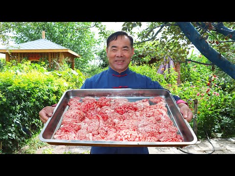 Видео: Наслаждайтесь свежими свиными мозгами по ЭТОМУ РЕЦЕПТУ! Готовим на гриле на очень горячей плите!