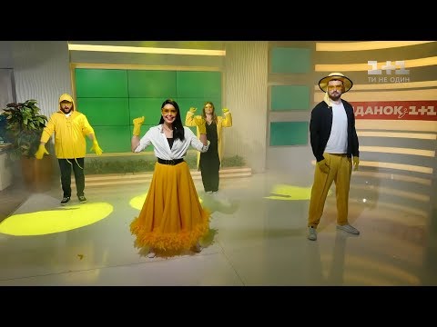 Видео: Зажигательный танец маленьких утят от ведущих Сніданка