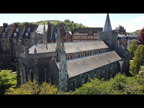 Видео: " Загнивающий запад ",яхты,полет над католическим костёлом,наглые чайки,пляж...