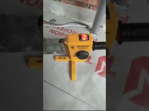 Видео: Режем штробы в Пеноплексе под трубы.