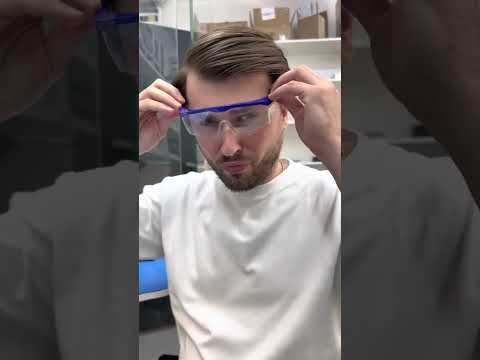 Видео: Кринжовый русский Нусрет с лицом как у Богдановых меняет заднее стекло на iPhone 12 mini с разбором!