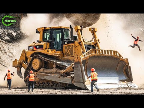 Видео: Потрясающие навыки оператора бульдозера настолько безумны, что можно подумать, будто это подделка...