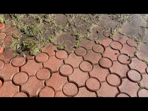 Видео: Мойка брусчатки. Удаление травы из швов. Просыпка брусчатки кварцевым песком.