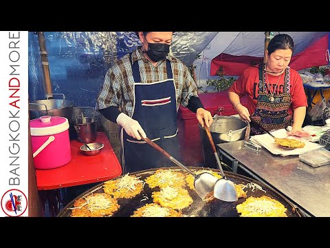 Видео: 15 омлетов за раз и не только Потрясающая уличная еда в ...
