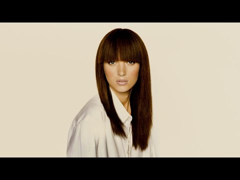 Видео: Стрижка слоями с прямой челкой для длинных волос