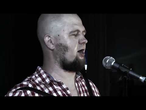 Видео: Ай да Пушкин! Спел на три голоса под гармонь так, что дух захватывает! То не ветер ветку клонит