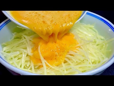 Видео: Вылейте яичную жидкость в тертый картофель. Это так вкусно. 50-летний шеф-повар хорош в этом. Чем