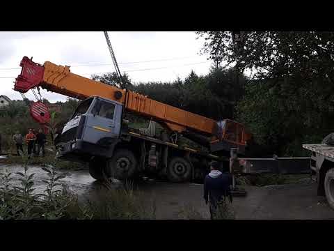 Видео: Поднимаем кран 50 тонн