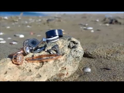 Видео: Давайте посмотрим что прячется на пляже где отдыхают туристы!