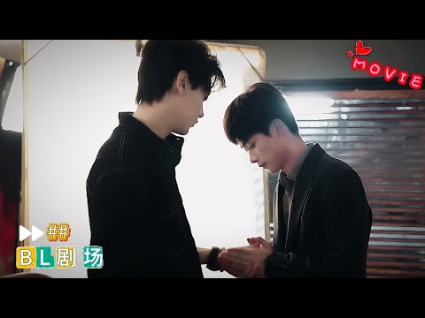 Видео: 【Закулисье】Весь день обнимашки! То голову погладят, то за талию обнимут... 💘