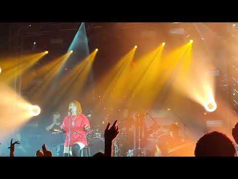 Видео: Юлия Савичева - Как твои дела? (live, 18.10.2025, клуб Космонавт, Санкт-Петербург)