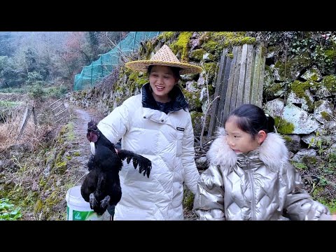 Видео: Вот идет маленький гость, возьми цыпленка, чтобы развлечь, семья вкусно ест