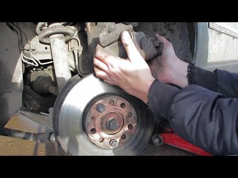 Видео: Замена передних колодок VW Passat B5. Проект семейный