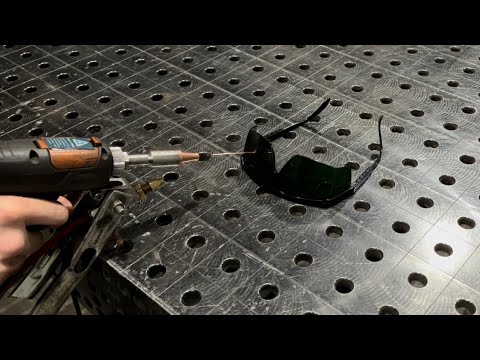 Видео: Защитные очки для лазерной сварки. Испытание боем