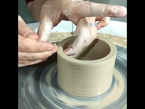 Видео: Кружка с крышкой и ручкой из одного кома глины