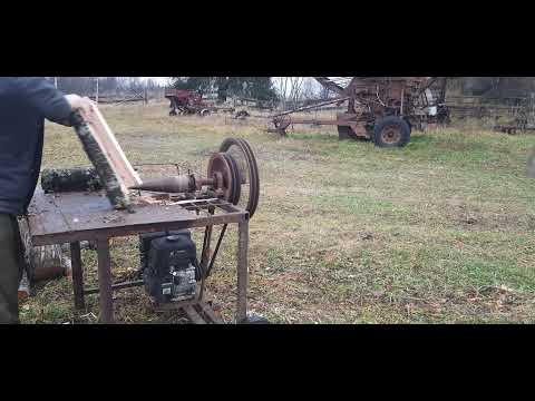 Видео: дровокол винтовой(морковка)с бензиновым двигателем ,демонстрация процесса