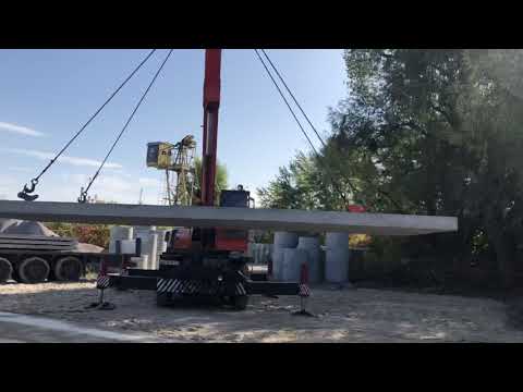 Видео: Укладка бетонных плит, монтаж дорожных плит