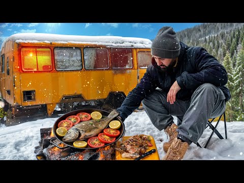 Видео: Вкусная жареная рыба и ночь в заброшенном автобусе