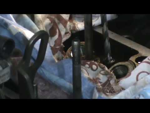 Видео: Снятие ГБЦ. Как выкрутить болт с сорванными гранями.