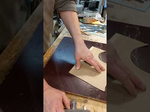 Видео: Изготовление простой розетки для гитары из шпона. Making a simple guitar rosette out of a veneer.