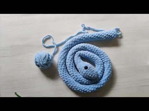 Видео: Мастер-класс: Маленькая плюшевая змея крючком.