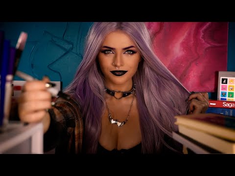 Видео: Кокетливая готическая девушка на заднем ряду | ASMR для задержанных (Рисую на тебе)