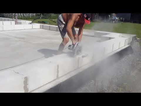 Видео: Штробы в газобетоне с помощью паркетки.