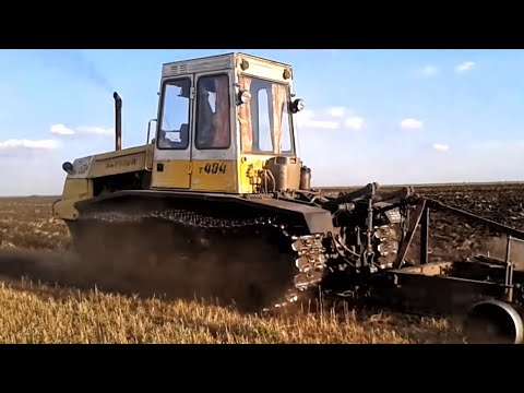 Видео: Вспашка зяби гусеничными тракторами Т-4А Т-4А.01 Т-404