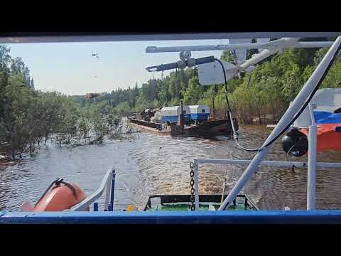 Видео: Прохождение завалов на реке Демьянка с баржей на буксире июль 2025